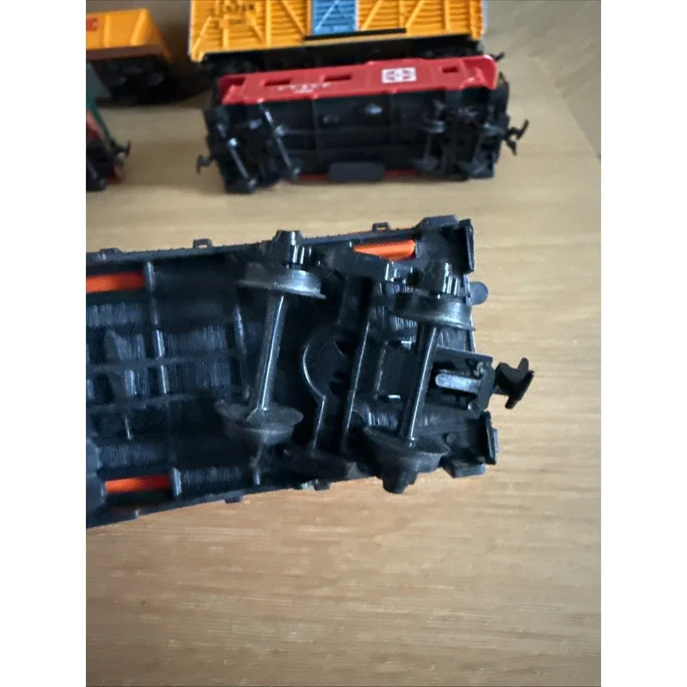 Lot Of 5 HO Train Cars (Auto loader, Laramie, Timber Saw Mill, Pipe Co.)